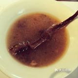 上面撒了一点新鲜橙皮颗粒，很解腻。独特的甲鱼做法