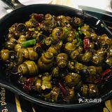 政民路一条街现在好多吃的，这家算是有点名气的龙虾店了