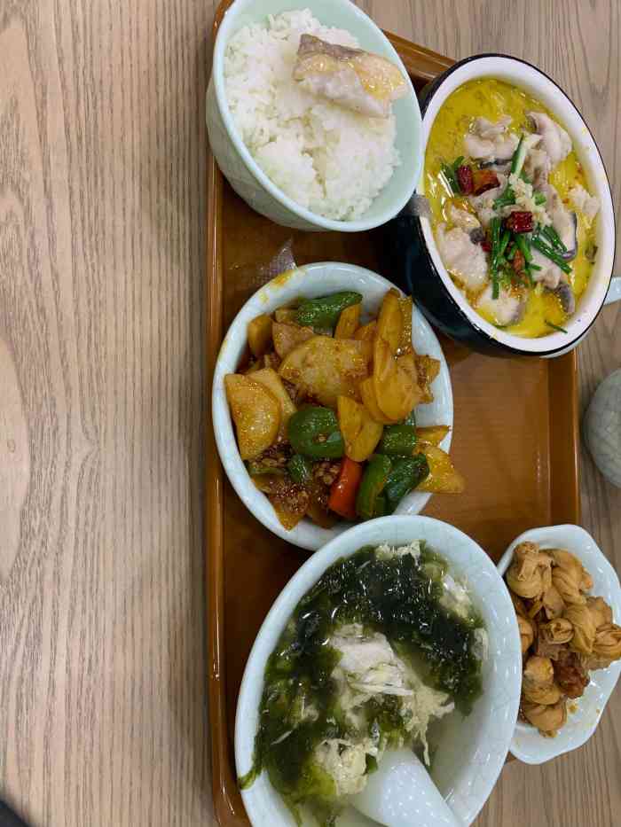 源尚大食堂(竹园店)-"菜品还行吧 服务员差评 我们四个人 要了.