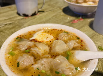 第一医院夜间的摆摊柴火馄饨