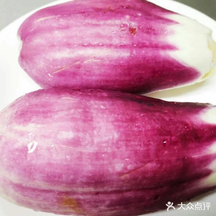 夏季快手菜—葱油茄子 食材清单： 茄子2个 葱一根