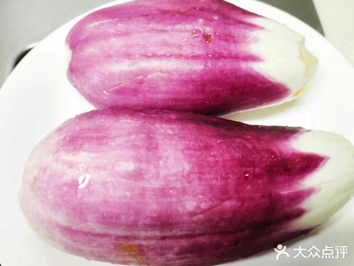 夏季快手菜—葱油茄子 食材清单： 茄子2个 葱一根
