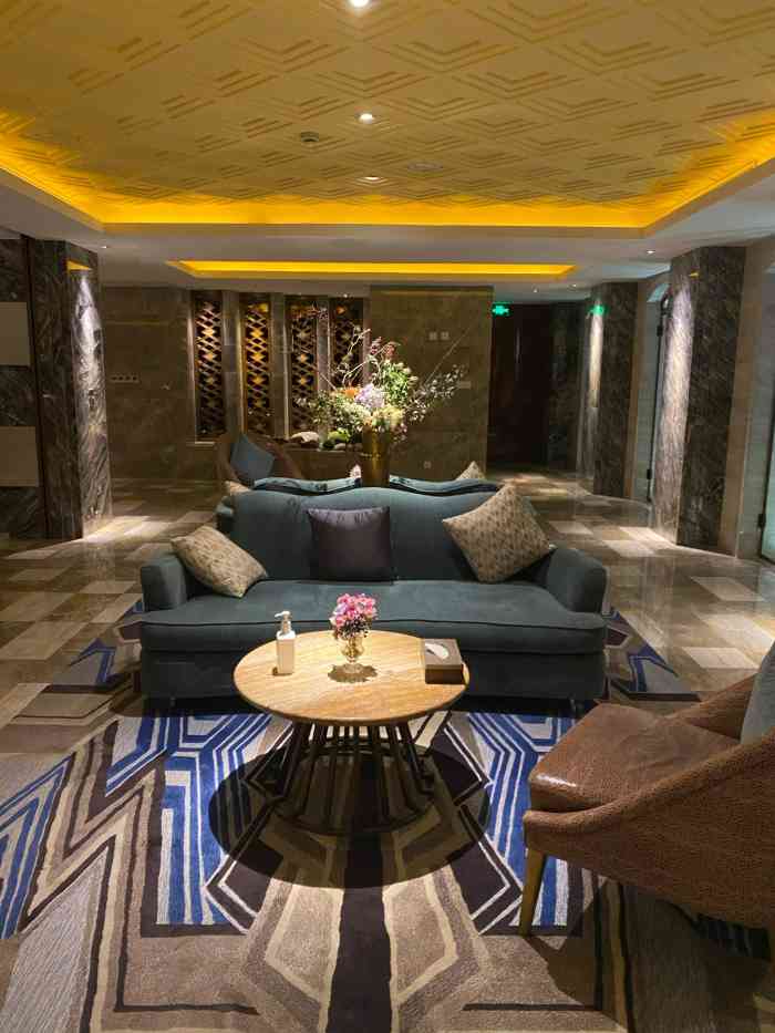 浅深(长宁店)-"开张没多长时间,都有油瓷的味道,刚到大厅.