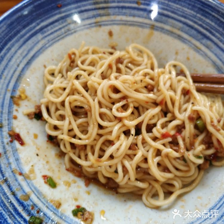 看到招牌说十年专业做杂酱面