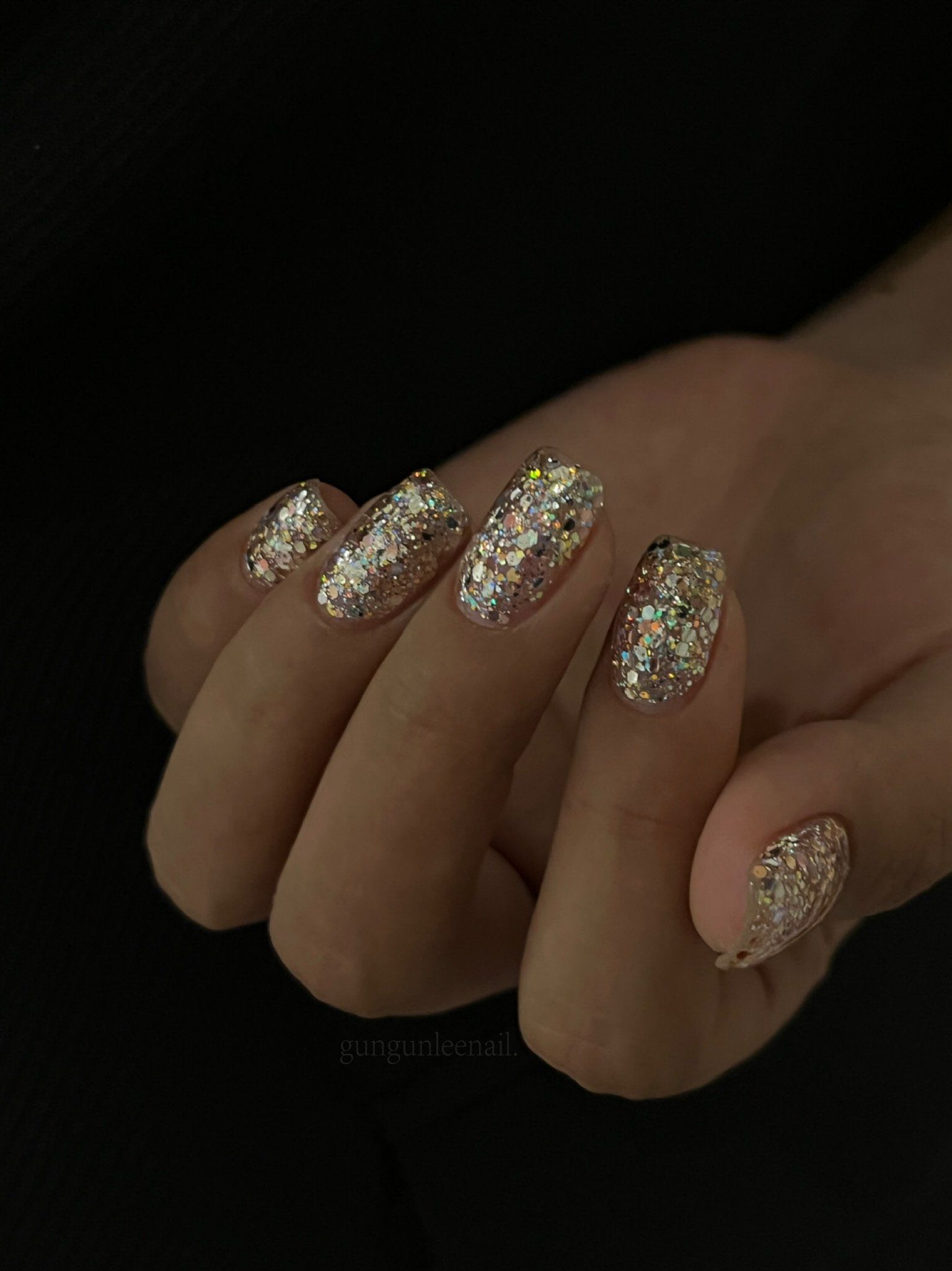 指尖上的银白闪耀