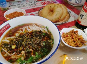 住在车站南路附近早就听闻公交新村粉店的大名