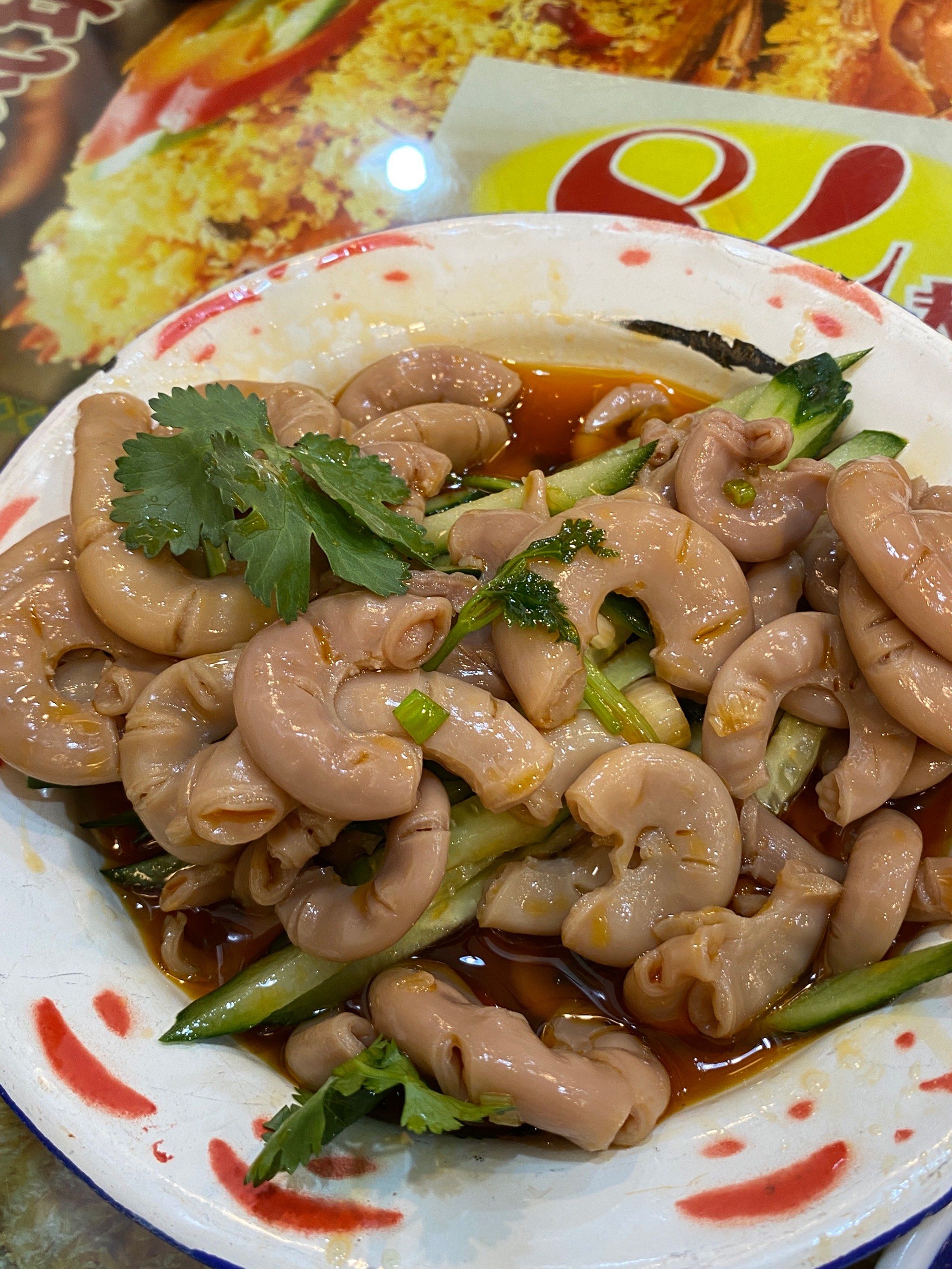 店里还一直推说写好评送凉粉,生肠腥的要命还搞凉拌,一个炒田鸡那么