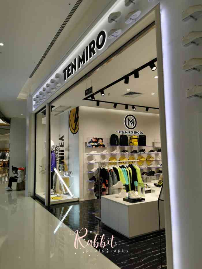 tenmiro(合生汇购物中心店"里面的衣服还都是比较好看的,价格也很