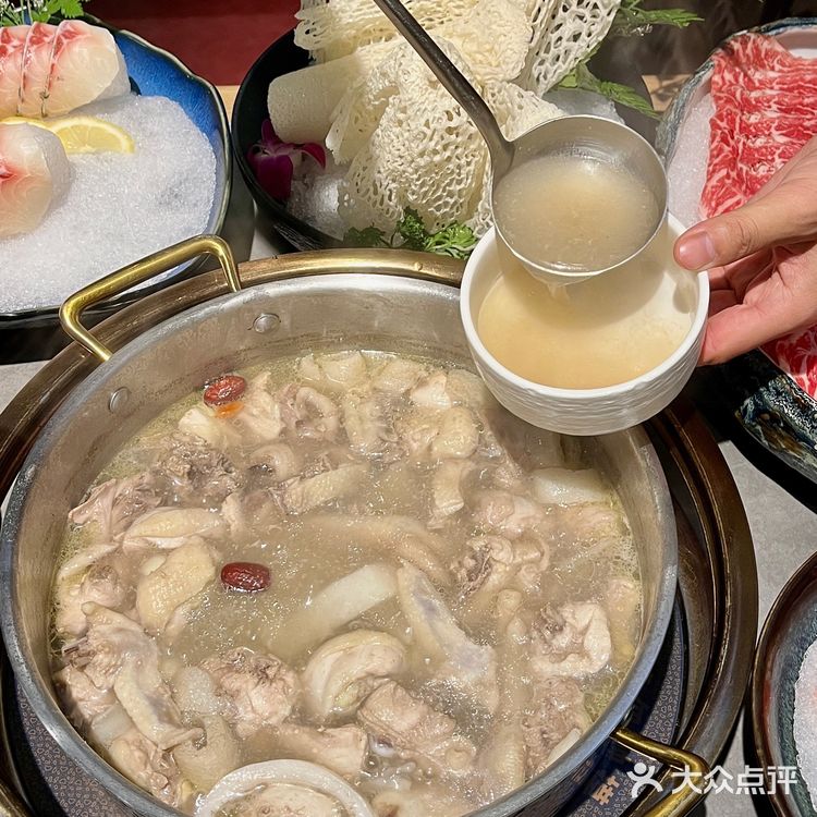 锅底是海南椰青打底茶点免费不限量，我直接爱了！