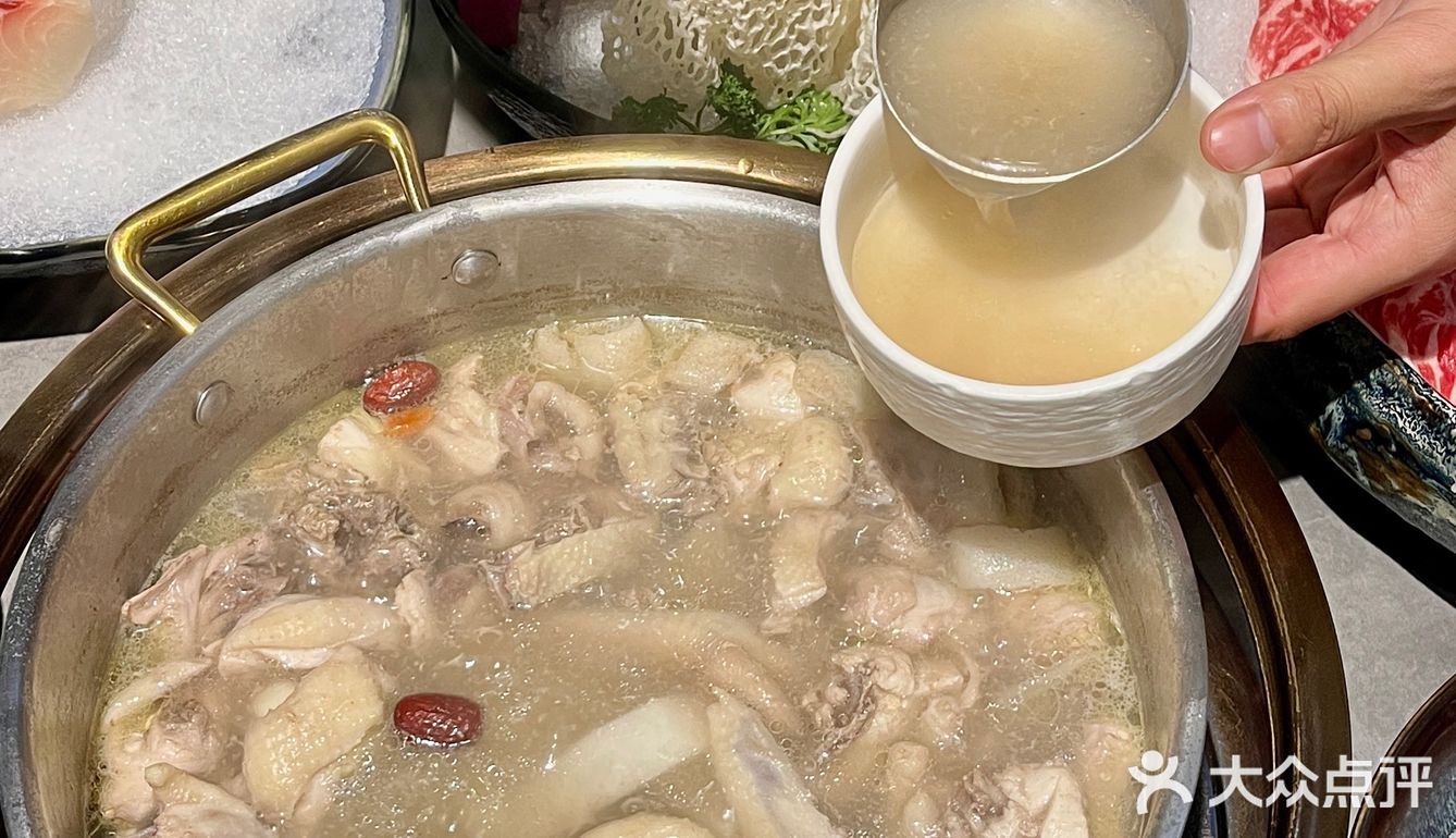 锅底是海南椰青打底茶点免费不限量，我直接爱了！
