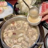锅底是海南椰青打底茶点免费不限量，我直接爱了！