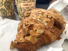 树莓杏仁羊角-OUR Bakery(三里屯太古里店)