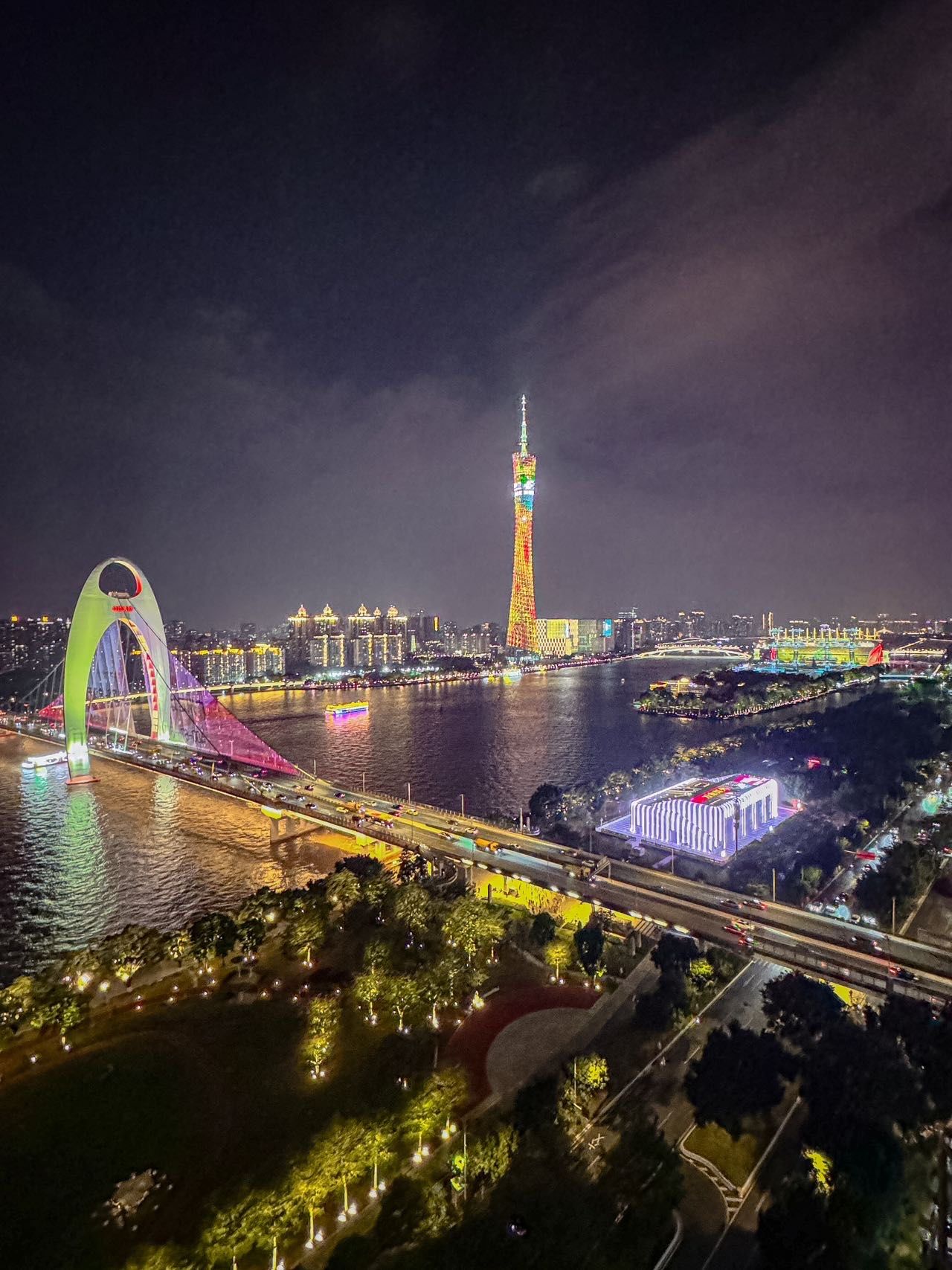 「生腌冰淇淋膏蟹2只」\\n\\n猎德富婆说要带我进猎德村看夜景吃美食