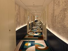 很有氛围感的走廊-深圳威尼斯英迪格酒店
