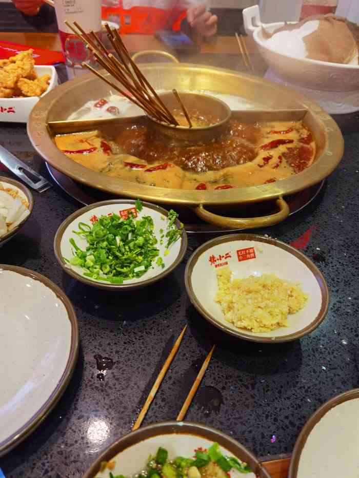 辣小二脆毛肚火锅(德州店)-"第一天开业,人还是很多的,服务也很热情,.