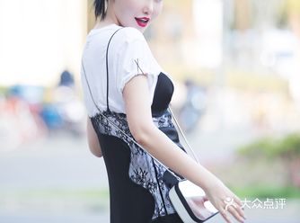 可以在吊带裙里套一件白Tee