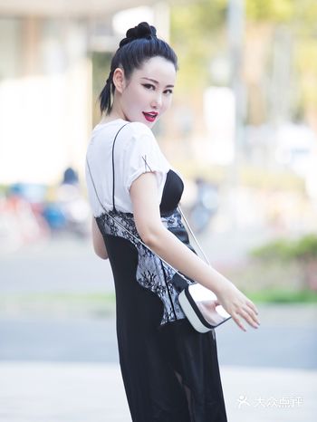 可以在吊带裙里套一件白Tee