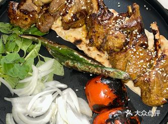 感觉大多是游客来用餐 点了烤羊排、羊腿、杏子烧鸡