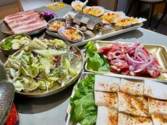 -围炉肉舍•炭烤活鳗•丹东海鲜烤肉(步行街店)