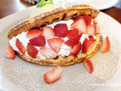 草莓松饼-ROAST coffee & eatery