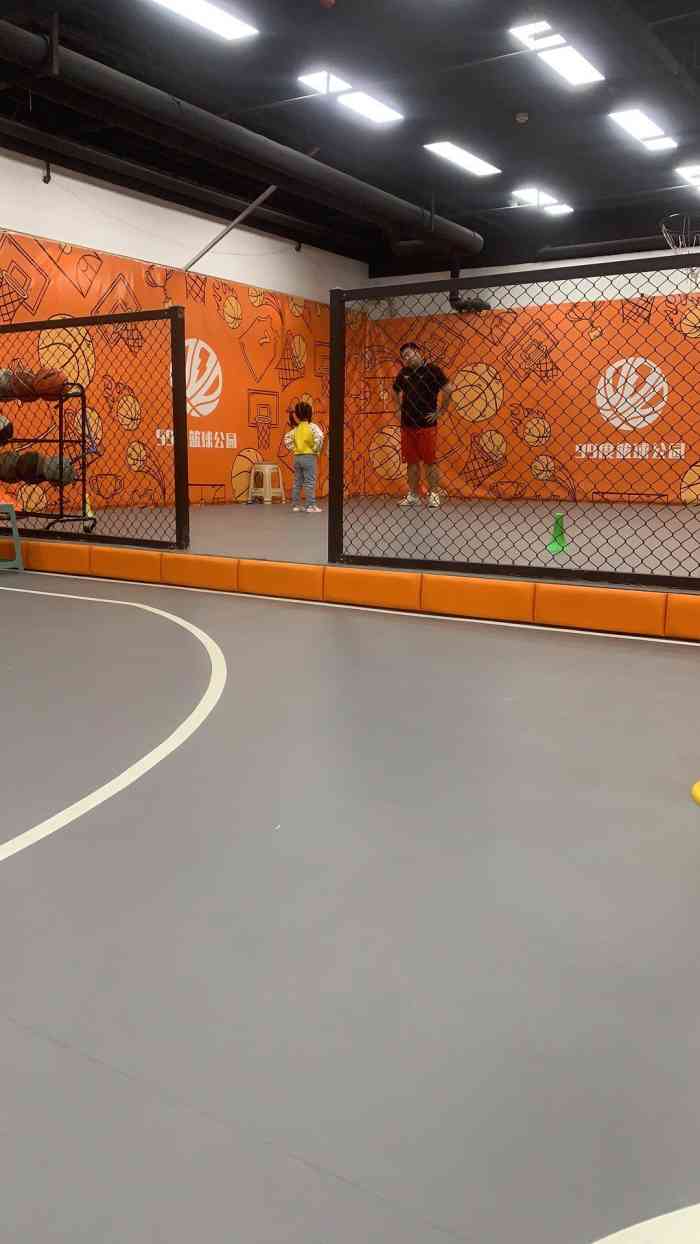 家边上的篮球场方便程度满分环境和好的场子没法比但是头盔哥开的场子