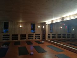 -威思丽高温瑜伽会馆