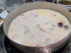 -洪氏嗨捞·广东猪肚鸡·椰子鸡火锅(西咸万象城店)