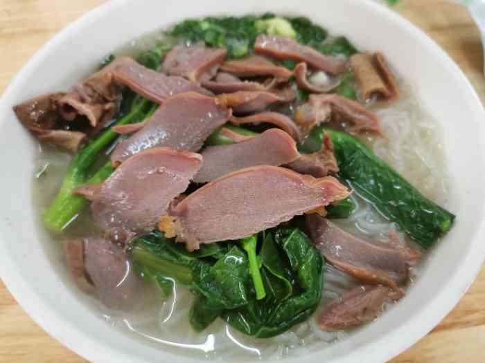 位于金牛路口育蕾幼儿园的烧味店,烤鹅,烧鸭,叉烧都是老板自己烧的,有