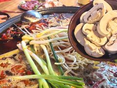 -渝嘴小老弟老火锅(华新村店)