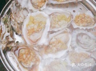 晚上又来蒸生蚝吃啦！托小区里面人买回来的。很新鲜
