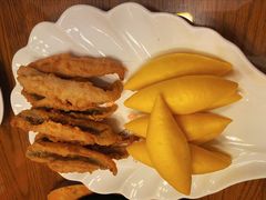 酥炸黄花鱼配棒棒馍-青岛海景花园大酒店·白果树餐厅青岛菜