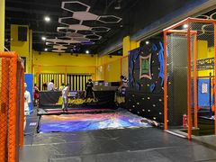 -爱蹦iBOON蹦床运动馆(江汉店)