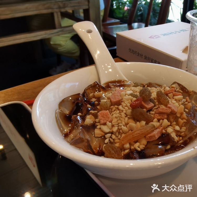 对大众点评官十分友好，赠送了爽口冰粉和黄金豆沙饼