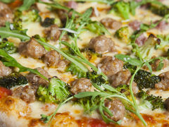 Mr. Salsiccia-Gather pizza