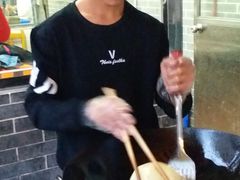 师傅正在油锅榨招牌点心一一招财大团圆-侠成水上农庄(工业大道店)