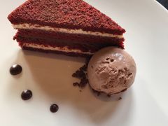 红丝绒蛋糕-WOLFGANG PUCK KITCHEN & BAR(迪士尼小镇店)
