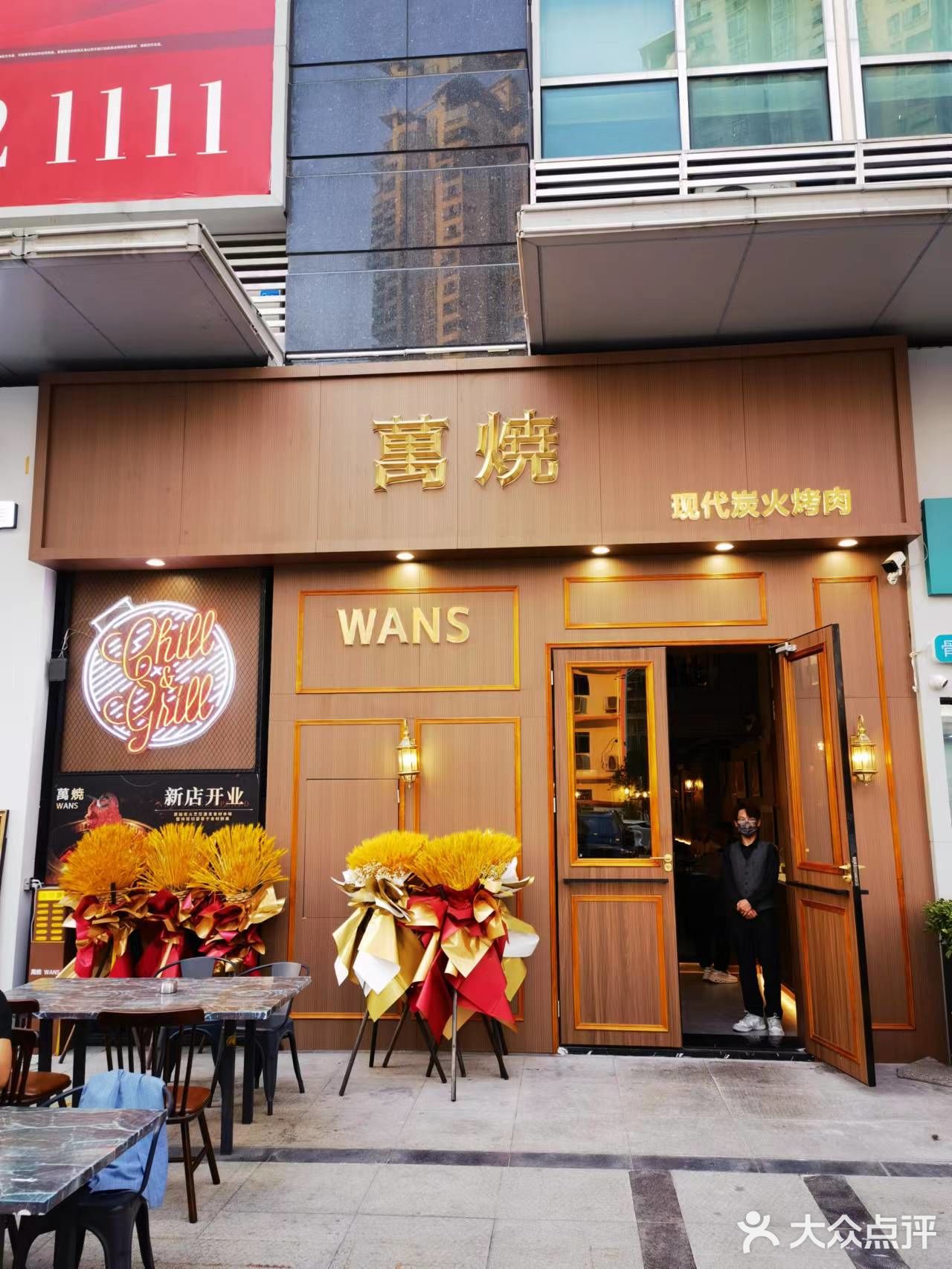 因为这里的服务员是最不像服务员的了