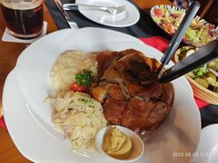 德式烤猪肘陪酸菜土豆泥-申德勒加油站西餐厅Schindlers Tankstelle(上海外滩店)
