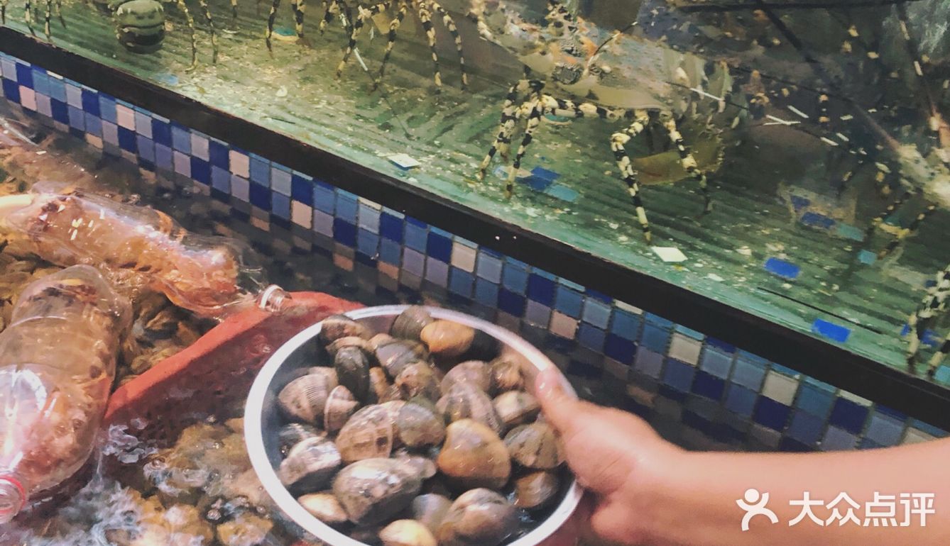 这家酒店的餐厅生意很火爆，中国人开的
