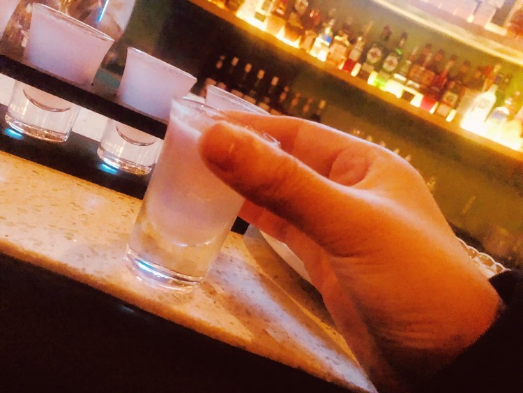 点了份无酒精的shot6,好看的颜色,灯光下淡紫色,出奇的好喝,酒不醉人