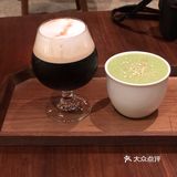 二楼的另一侧是可以点酒喝的