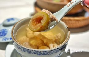 Fig and Pear Stewed Pork Shank Soup