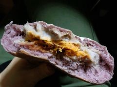 芋泥肉松软欧-风车面包