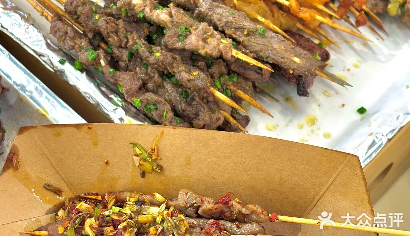 吃个烧烤怎么好多人啊！！(周迅脸)。。。