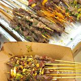 吃个烧烤怎么好多人啊！！(周迅脸)。。。