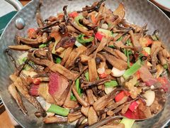烟熏腊肉炒鹿茸菇-云海肴·汽锅鸡·云南菜(苏州中心店)