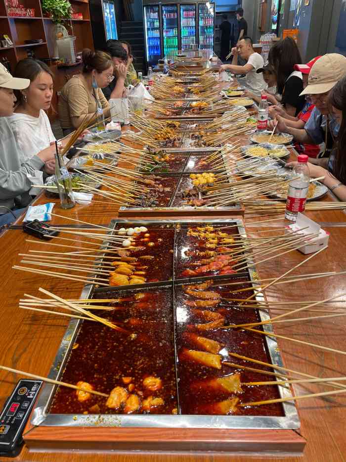 老三麻辣烫大王(青年路店)-"这种脏摊模式的麻辣串串很久没看到了