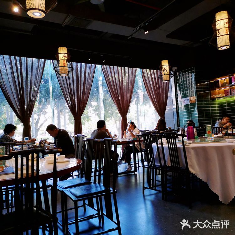 分量超足，吃到扶墙。店铺位于洪湖公园附近