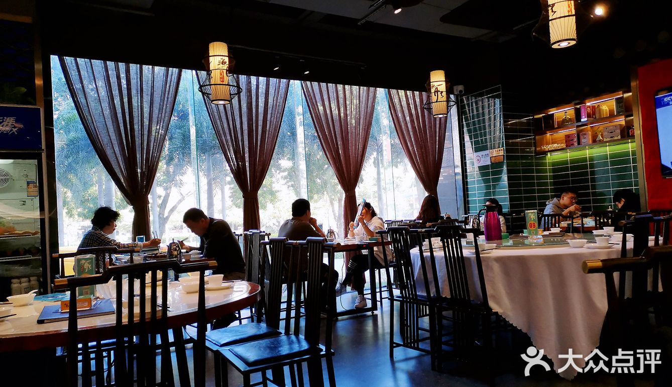 分量超足，吃到扶墙。店铺位于洪湖公园附近