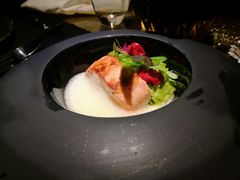 香煎三文鱼配青豆，自制番茄干，-AZUL by FUEL蓝色·法式酒馆(琶醍店)